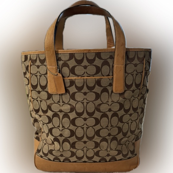 Vintage Coach Tote bag with signature C's. - Picture 2 of 9